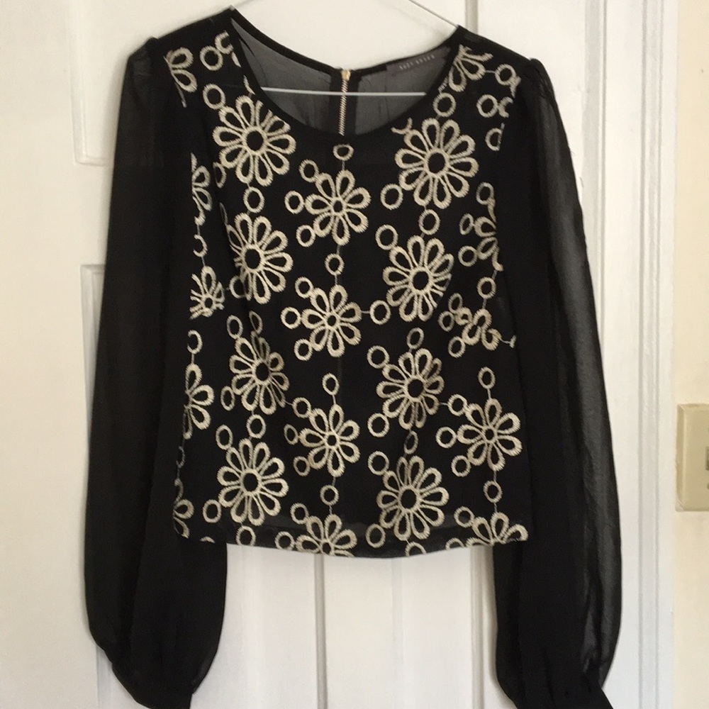 🦋🌹🌟Suzy Shier long sleeve blouse🌟🌹🦋